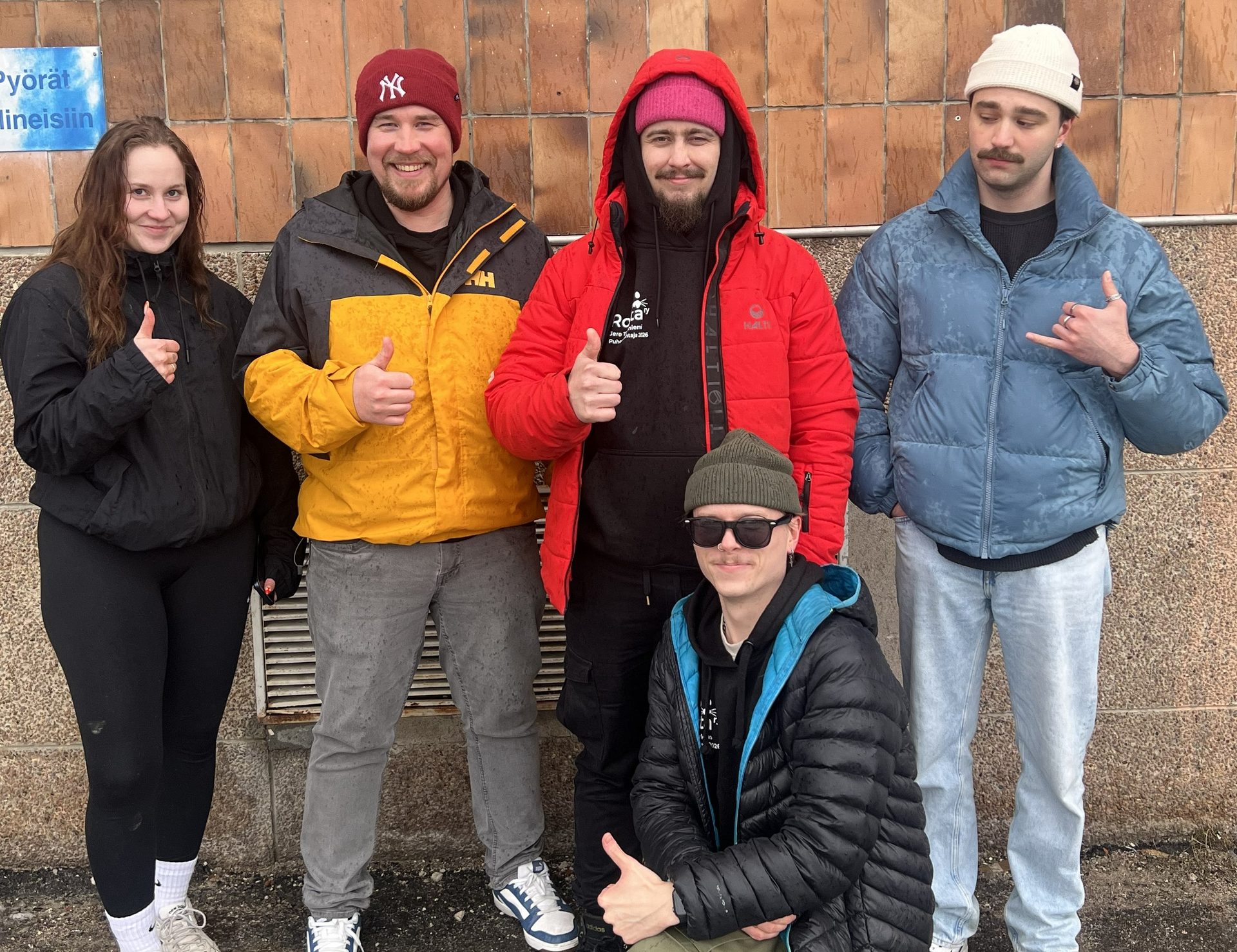 Ryhmä ROTTA ry:n jäseniä ulkona talvella.